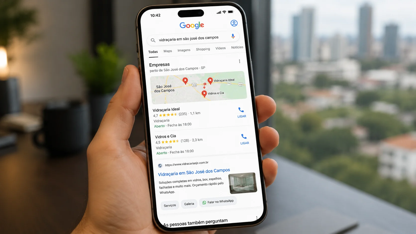 [Imagem: landing page profissional aberta em notebook com botões de orçamento e WhatsApp destacados]